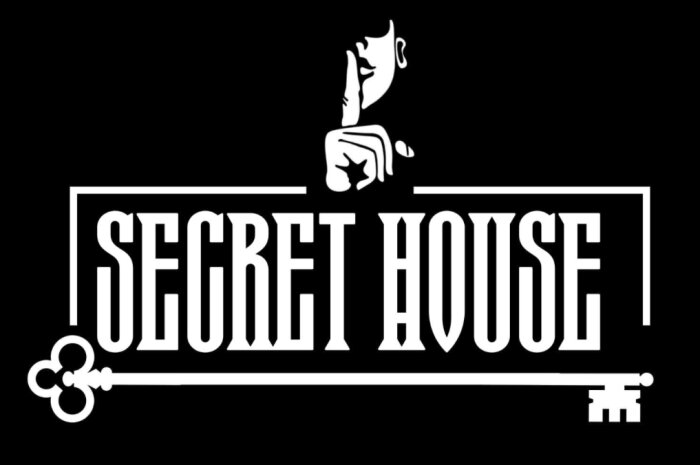 Secret House"-logotyp med en hand som gör en tystnadsgest och en nyckel under texten.