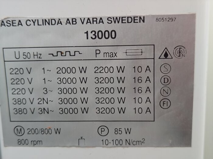 Etikett på tvättmaskin från ASEA Cylinda AB med specifikationer för spänning och effekt, inklusive modellnummer 13000.