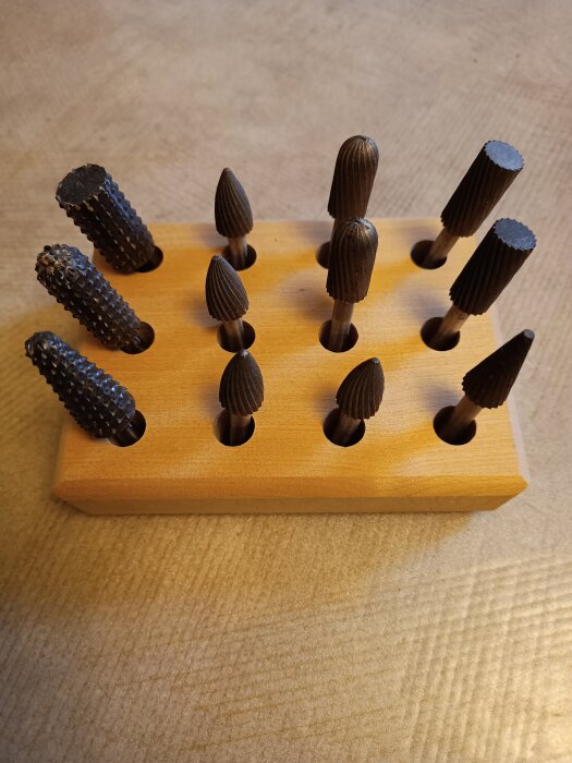 Dussin raspar och filar från Öbergs i ett trähållare, de flesta oanvända.