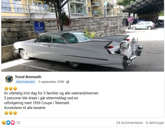En vit 1959 Cadillac står parkerad i ett garage.