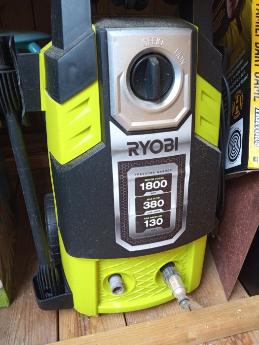 Högtryckstvätt av märket Ryobi RPW130XHB, gul och svart med synliga anslutningar framtill.