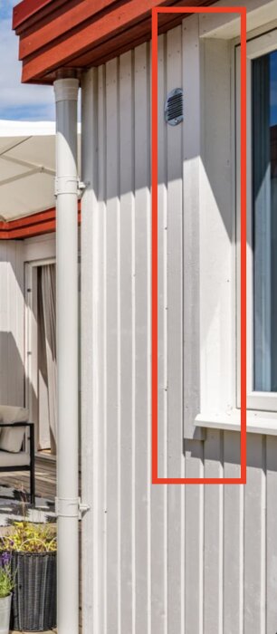 Bild på husfasad med fönster och frånvarande fönsterfoder, visar konstruktionen innan installation av nya fönsterbleck.