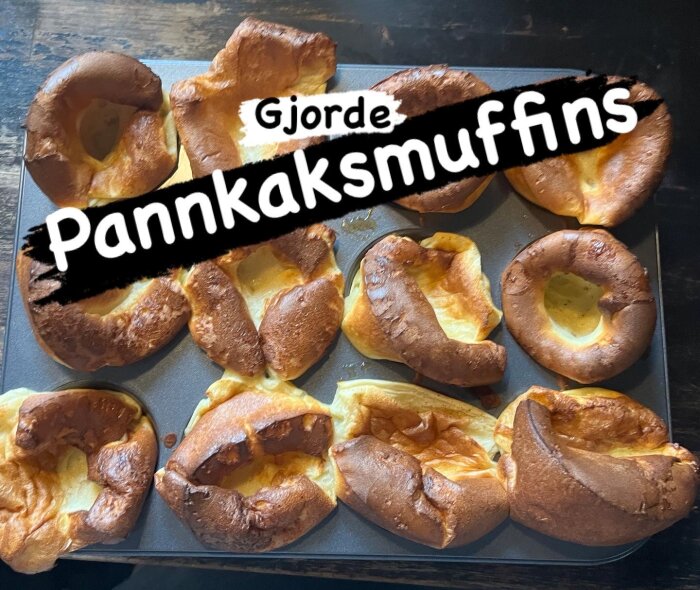 En plåt med tolv nybakade pannkaksmuffins, gyllenbruna och lätt sjunkna, med texten "Gjorde pannkaksmuffins" över bilden.