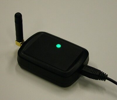 En äldre trådlös router med antenn och grön lysdiod, förmedlar känsla av nostalgi.