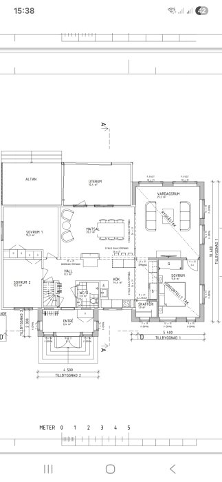 Planritning för husutbyggnad med farstukvist, större kök, matplats och nytt sovrum. Visar olika rum och mått.