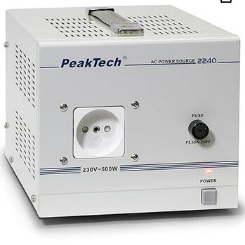 En PeakTech 2240 AC-strömkälla med 230V-500W kapacitet, vit metallhölje, elkontaktuttag, säkring och strömbrytare.