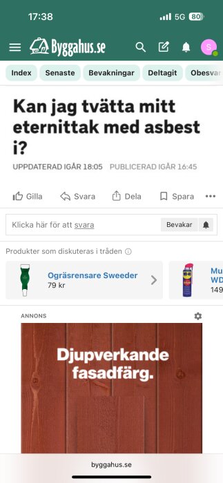 Användarens fråga om att tvätta eternittak med asbest. Annons med texten 'Djupverkande fasadfärg' på träpanel.