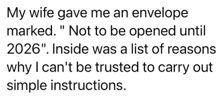 Text om en person som öppnat ett kuvert från sin fru för tidigt, kuvertet innehöll en lista med anledningar till varför hen inte kan följa enkla instruktioner.