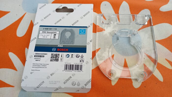 Förpackning och klar basplatta från Bosch, modell PRO Baseplate för GKF 18V-8, på färgglad bakgrund.