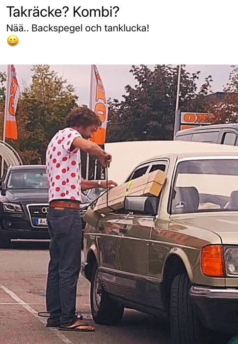 Man i prickig tröja som lastar träplankor genom bilens fönster i parkeringen.