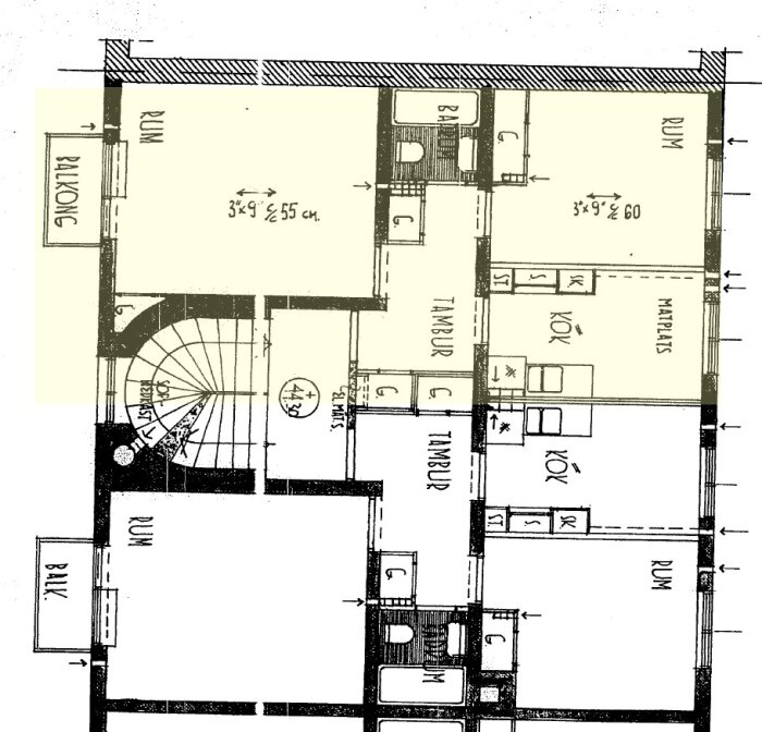 Ritning över en lägenhet med kök, balkong, rum och badrum markerade, inklusive ventilation och avloppsdragningar.
