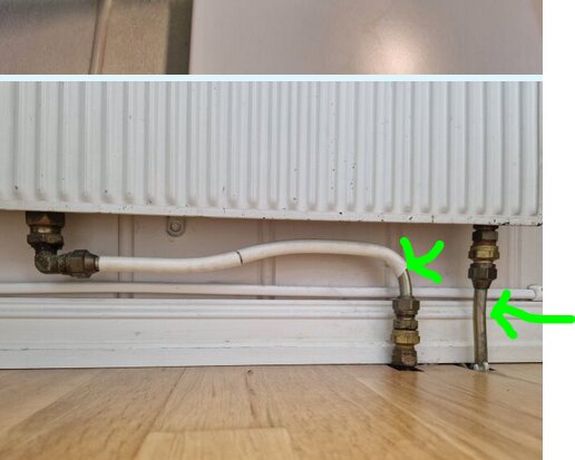 Vita stålrör med 12 mm diameter kopplade till en radiator, med FPL-kopplingar markerade med gröna pilar.