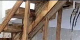 Trätrappa med bärlina, del av inomhuskonstruktion.