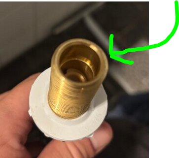 Inloppsventil i metall med markering som visar den jämna ytan för gummipackning.