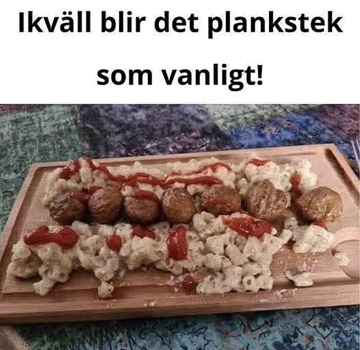 En träplanka med makaroner i sås, köttbullar och ketchup.