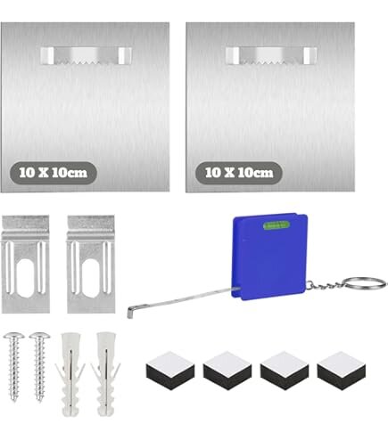 Set med spegelbeslag, skruvar, pluggar, fyrkantiga svarta tavlor, och blått måttband för montering av speglar utan synliga profiler.