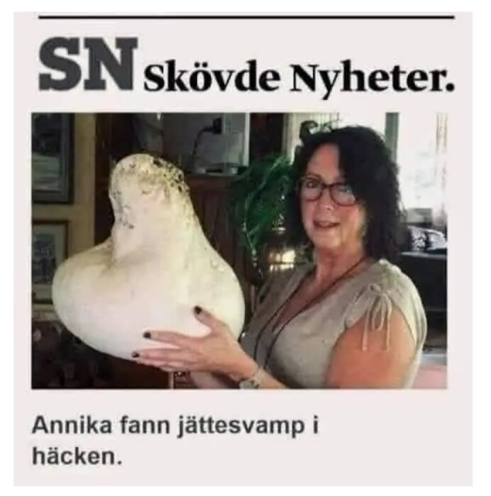 Kvinna håller en stor svamp i händerna, omgiven av inomhusmiljö. Tidningsrubrik om jättesvamp.