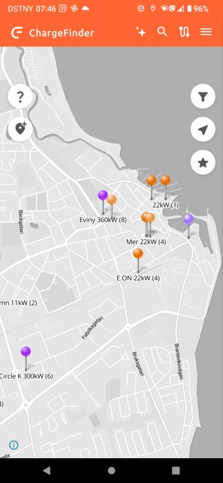 Karta som visar laddstationer för elbilar i Simrishamn, med olika kW-nivåer och företag såsom Eviny och E.ON markerade med färgade nålar.