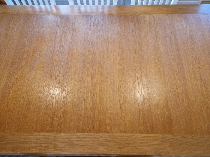 Köksbord i trä som ska slipas och behandlas med hårdvax; ytan visas med synliga träfibrer.