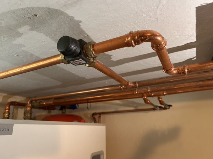Kopparrör med ventiler för värmesystem i källare, del av NIBE fighter 1215 värmepump.