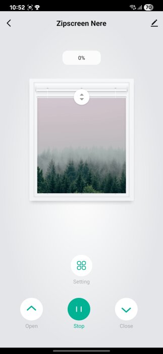 App för styrning av motoriserad rullgardin, visar en skogsvy i bakgrunden, med knappar för öppna, stoppa och stänga.