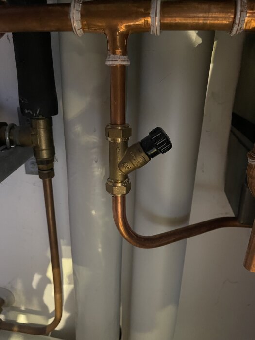 Ventil med inbyggd backventil på kopparrör, används för att fylla på värmesystem med varmt eller kallt vatten utan att riskera bakflöde.