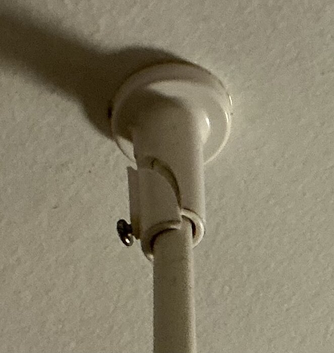 Väggmonterad fästanordning för gardinstång i vitt.