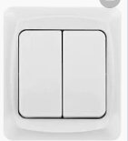 Dubbel strömbrytare med två knappar, utanpåliggande installation, för styrning av en lampa och ett eluttag utomhus i en gemensam plastbox.