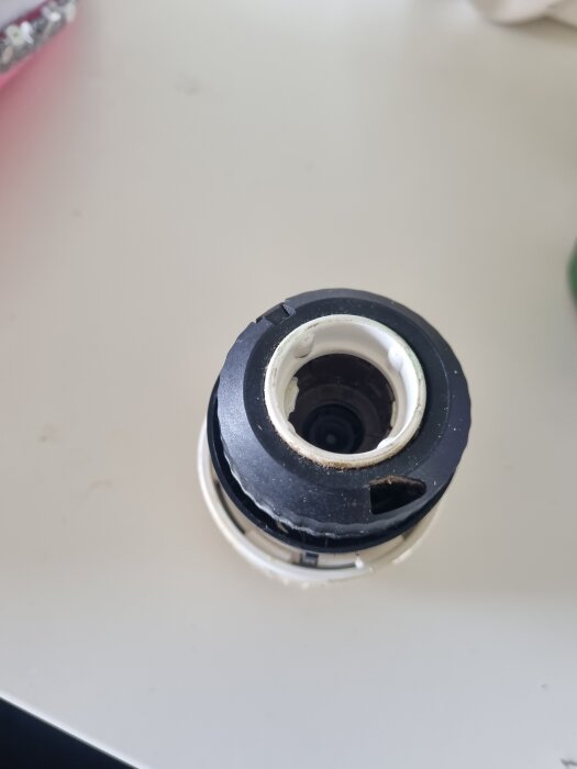 Termostatkontakt på gammalt element, närbild.