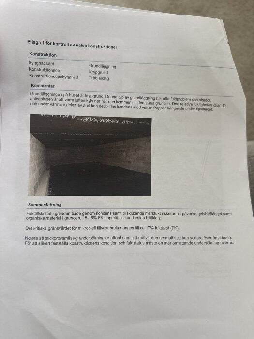 Foto av inspektionsrapport för krypgrund från 1981 års hus, med bild på fuktproblem i grunden under träbjälklaget.
