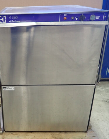 Diskmaskin av märket Electrolux, modell D100, med kontrollpanel och silverfärgad dörr.