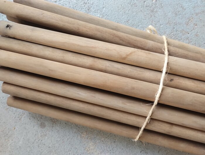 Bunt med träpinnar bundna med snöre, kanske del av byggmaterial eller päronträ.