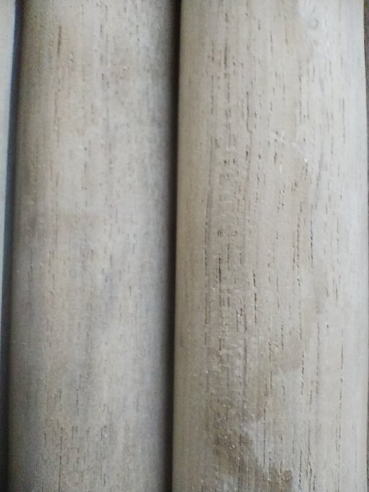 Närbild på två stående träplankor som kan vara av päronträ, med synliga ådringar och textur.
