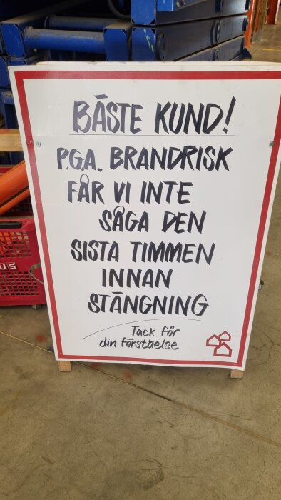 Skylt i butik som informerar kunder om att sågen inte används den sista timmen före stängning på grund av brandrisk.