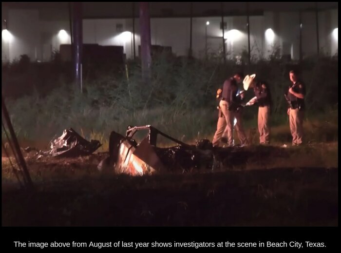 Utredare undersöker en kraschplats i Beach City, Texas, med en utbränd bil i förgrunden, omgiven av gräs.