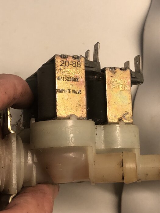 Ventil med märkning "20-88" och "Complete Valve", hålls av en hand.