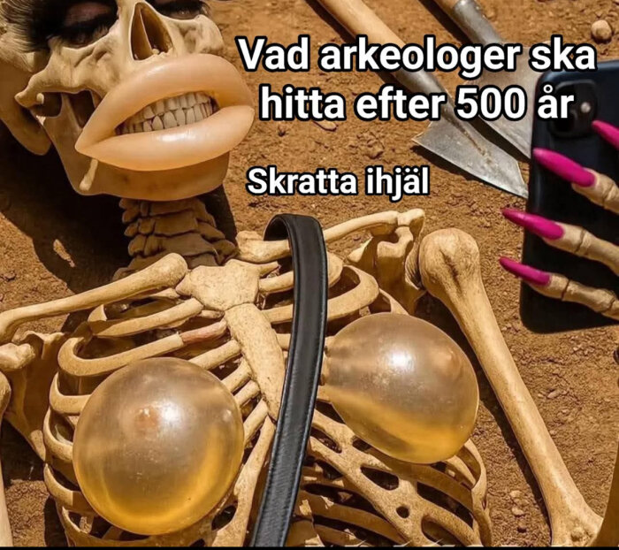Skelett i sanden med implantat, peruk och långa naglar som håller en smartphone. Texten ovan antyder ett fynd av arkeologer om 500 år.