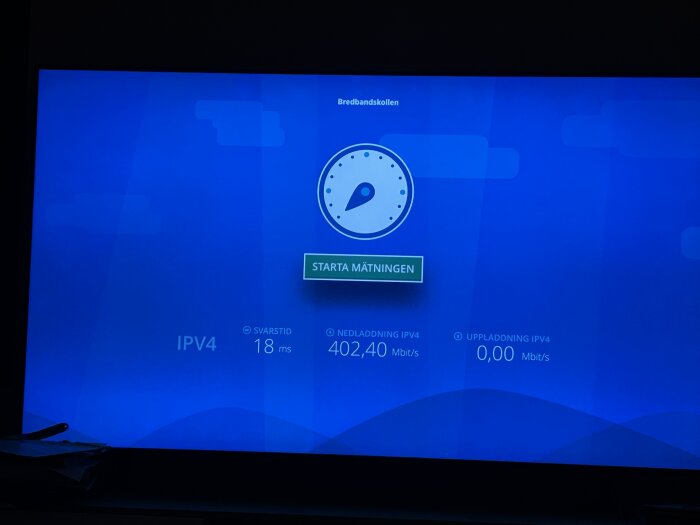 Skärmdump av Bredbandskollen på AppleTV visar 402,40 Mbit/s nedladdning, 0,00 Mbit/s uppladdning och 18 ms svarstid.