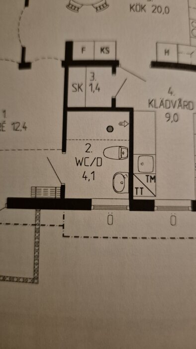 Planritning av hus med markerat badrum 4,1 kvm, innehållande toalett och dusch; omgivande rum inkluderar tvättstuga och kök.