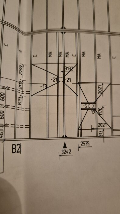 Ritning av badrum med måttangivelser och markeringar för golvbrunn och rördragning.