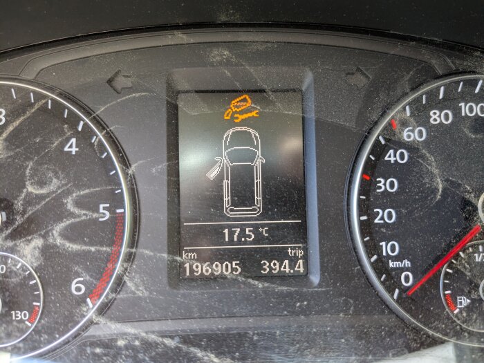 Instrumentpanel på en VW Sharan med varningssymbol för motorservice och 17,5 grader Celsius visat på skärmen. Mätarställning är 196905 km.
