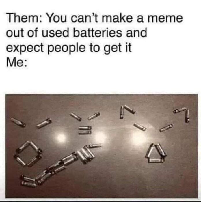 Använda batterier arrangerade för att skapa figurer och text på ett bord, bildtext säger att en meme skapats av batterier.