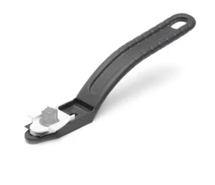 Tapetkniv med svart handtag och infällbart blad.