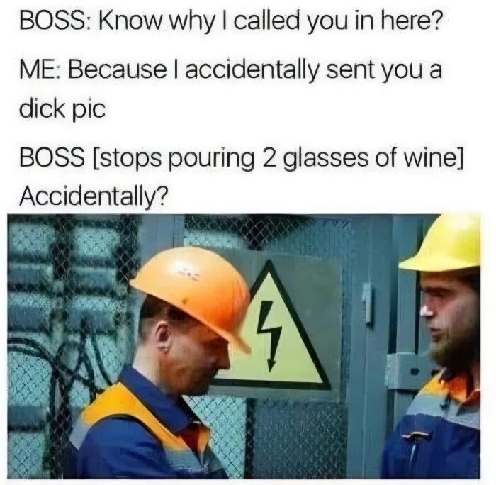 Två byggarbetare med skyddshjälmar står framför en varningsskylt med en blixtsymbol; de verkar ha en allvarlig konversation.