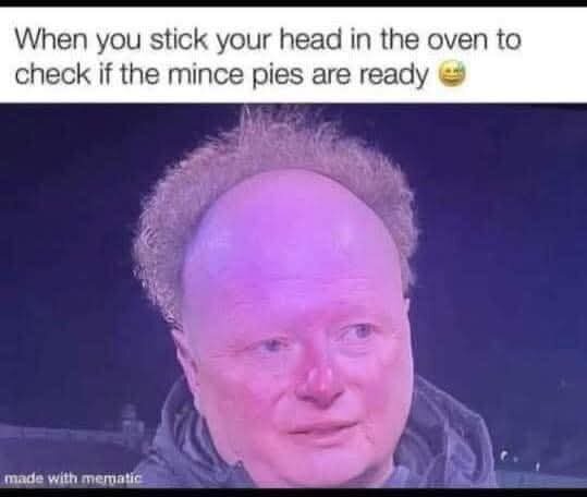 Man med rödglödgat ansikte och rufsigt hår, humoristisk text om att kontrollera köttfärspajer i ugnen visas ovanför.