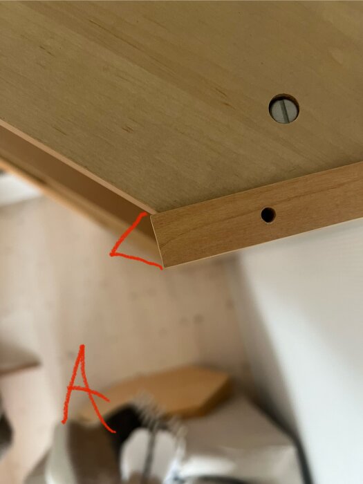 Bilden visar en närbild av en bokhylla med en markerad 45 graders vinkel, en listlösning är markerad med röd text "A".