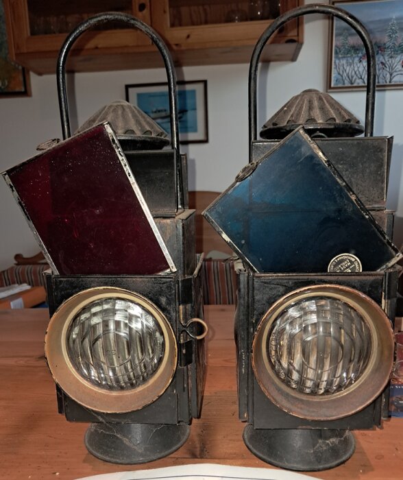 Tidigt 1900-tals fotogenlyktor med röda och gröna lösglasskivor, används för att signalera med färgat ljus genom att vändas 180 grader.