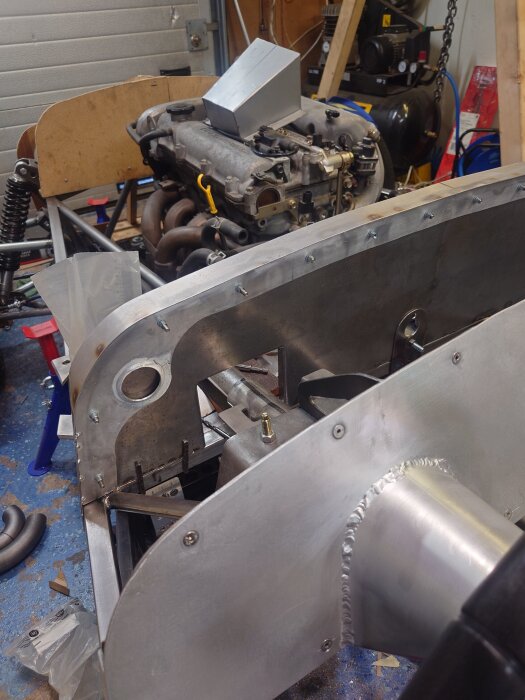 Aluminiumsvetsning och en motor i ett garage.