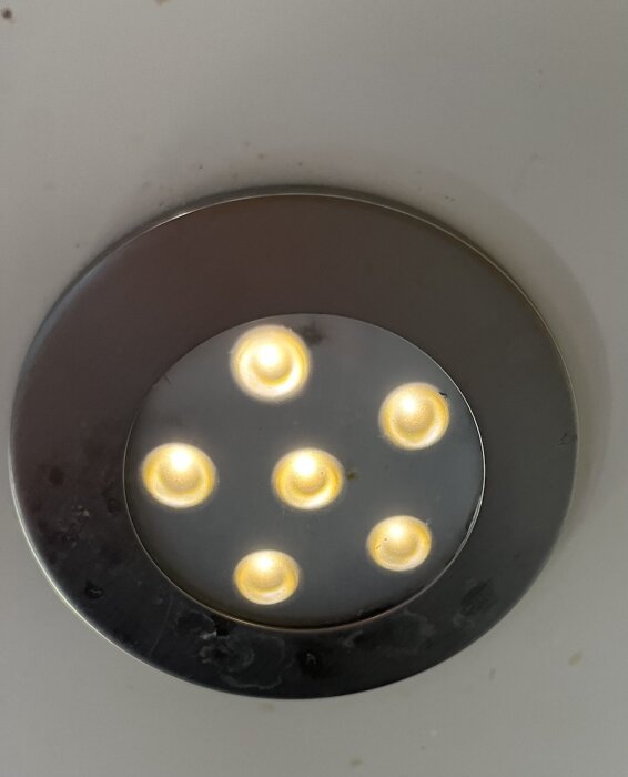 Loevschall spot med svagt lysande LED-lampor, del av en pågående diskussion om felsökning av belysning och drivernas funktion.