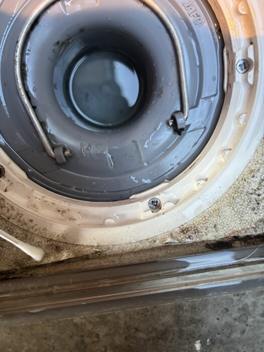 Golvbrunn med sprickor i tätskiktet, tops pekar på området.